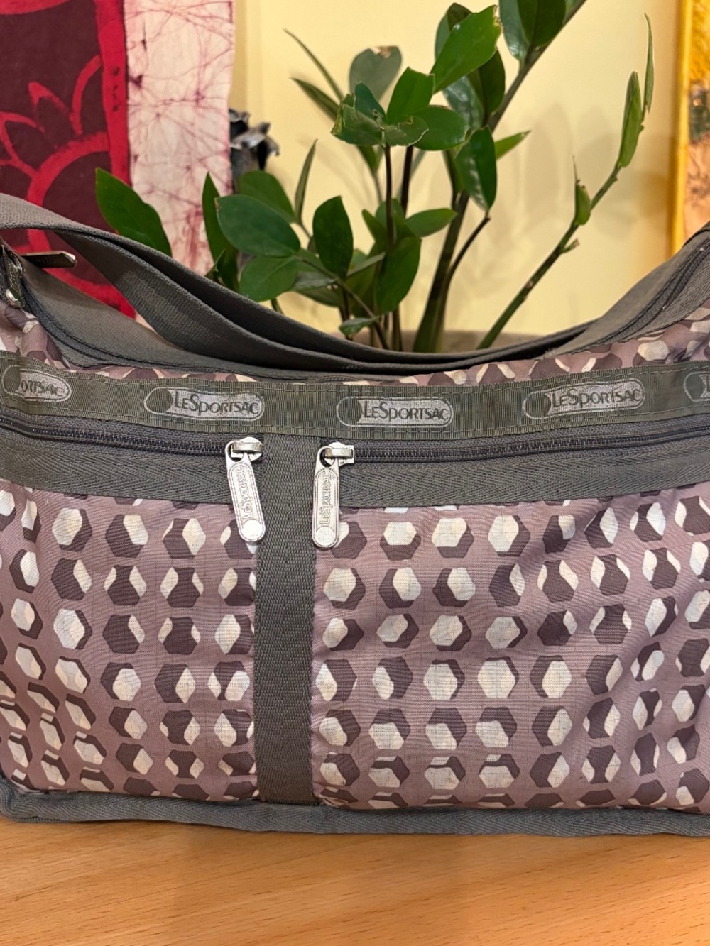 Le Sportsac Deluxe Everyday Bag Crossbody Tote Purse Expandable Gray Travel